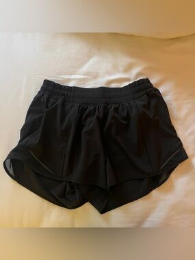 Lululemon Black Hotty Hot Short 4” Low Rise Sz 8